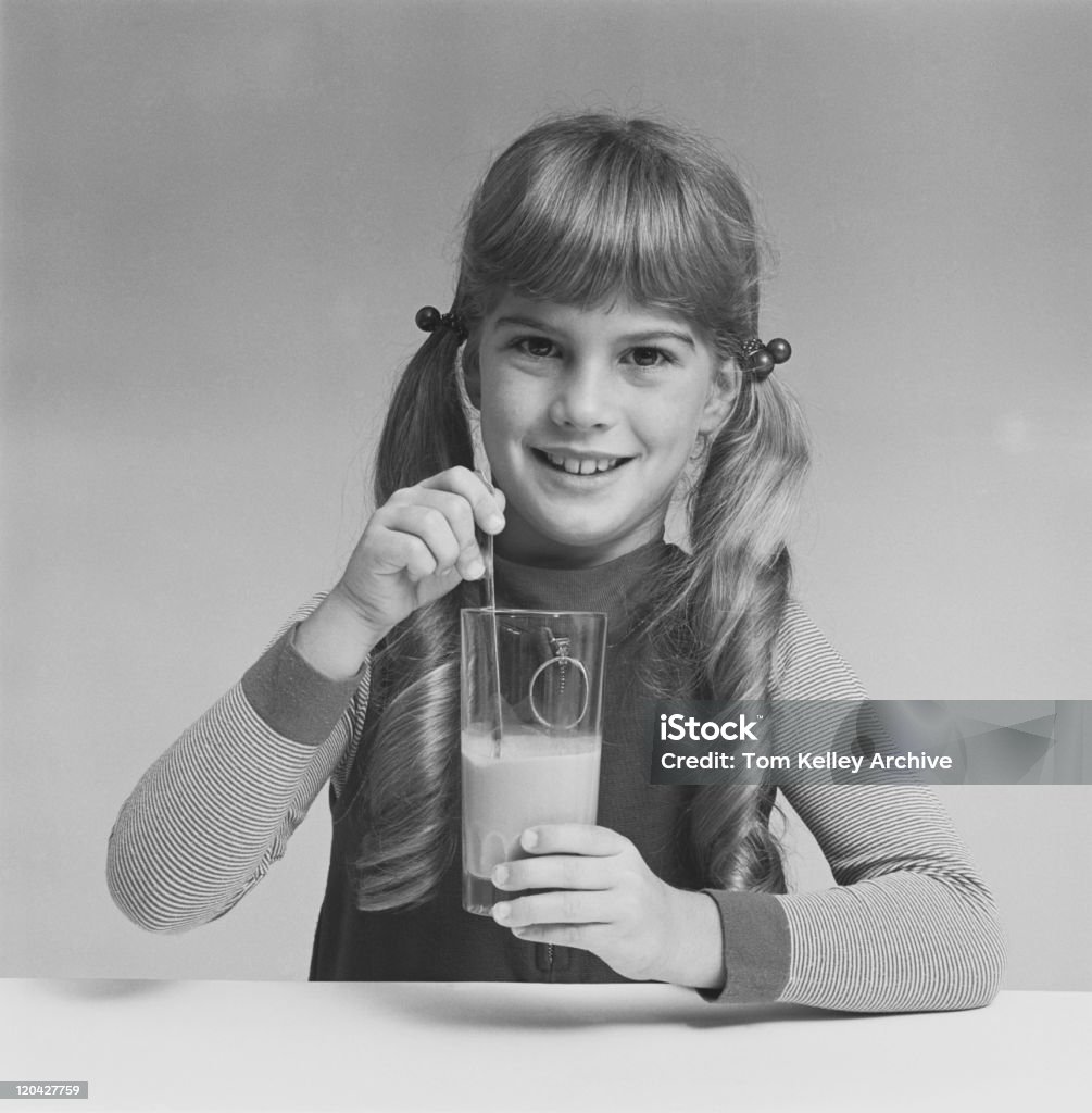 여자아이 젓다 유리컵 초콜릿 밀크세이크 웃는 얼굴 인물 사진 기록보관용에 대한 스톡 사진 및 기타 이미지 - 기록보관용, 우유,  1969년 - Istock