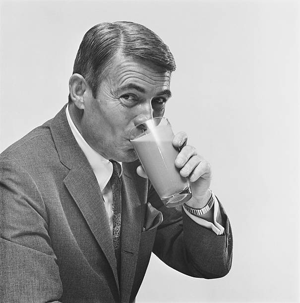homem maduro, beber batido de leite com chocolate, retrato - 1969 imagens e fotografias de stock