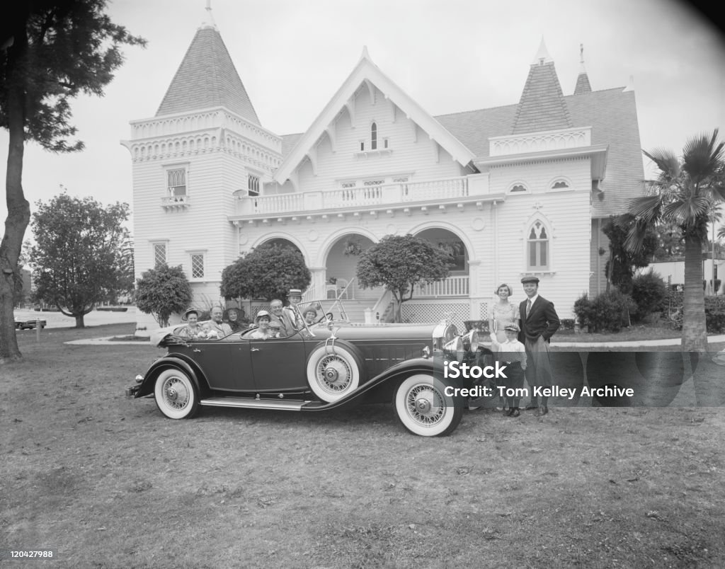 Multigeneration familia en coche y fuera de automóviles al frente del hotel - Foto de stock de De Archivo libre de derechos