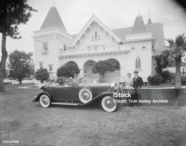 Foto de Multigeneration Família Em Carro E Fora De Automóvel Em Frente De Casa e mais fotos de stock de Filme de arquivo