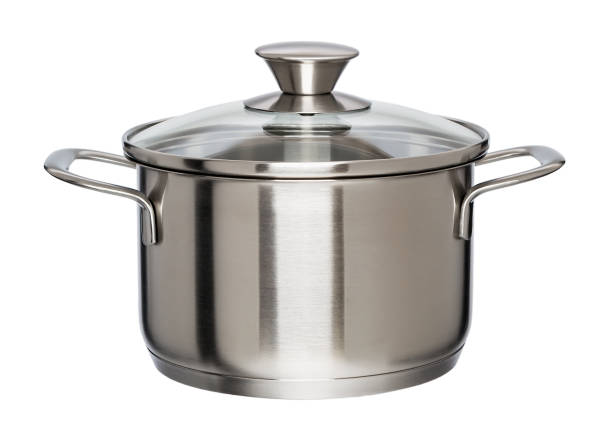 nova panela de metal com tampa de vidro isolada em fundo branco. utensílios modernos de cozinha com fundo grosso para elétricos, infravermelhos, indução ou fogões a gás. - saucepan - fotografias e filmes do acervo