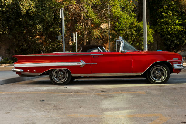 vista certa de um chevrolet impala 1960 de cor vermelha. - impala - fotografias e filmes do acervo