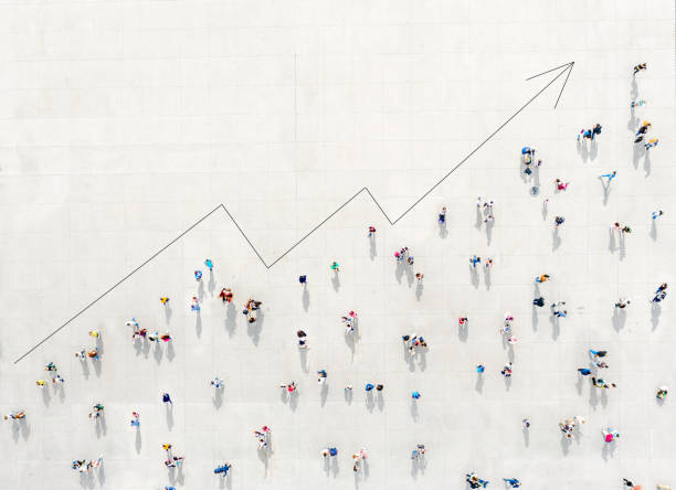 crowd von oben, die ein wachstumsdiagramm bildet - finance technology growth chart stock-fotos und bilder