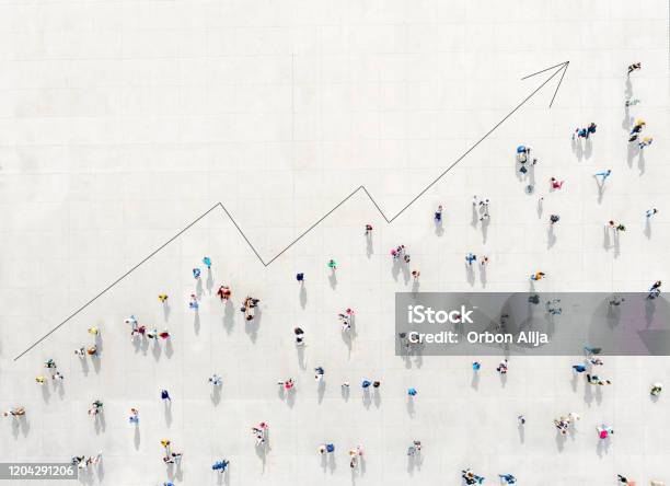 Crowd Von Oben Die Ein Wachstumsdiagramm Bildet Stockfoto und mehr Bilder von Wachstum - Wachstum, Daten, Menschen