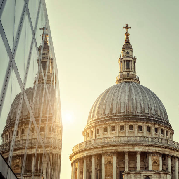 kopuła katedry świętego pawła o zachodzie słońca w londynie - london england sunlight cross processed famous place zdjęcia i obrazy z banku zdjęć