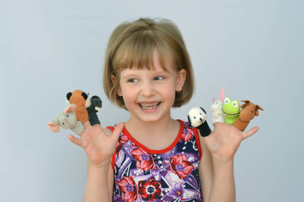 juguetes en los dedos niño niño niña niña - fun mouse animal looking fotografías e imágenes de stock