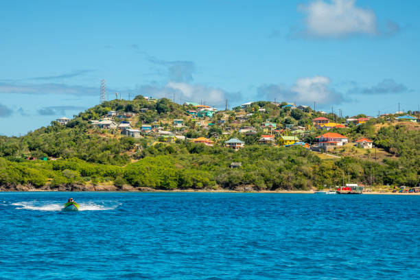 casas residenciais na baía, panorama da ilha mayreau, são vicente e granadinas - ilha mayreau - fotografias e filmes do acervo