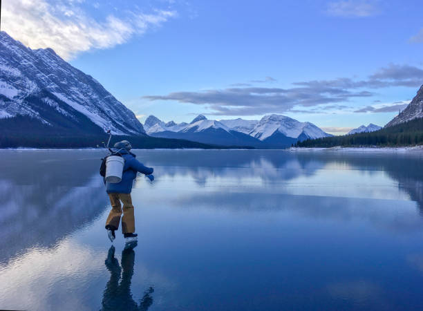 le jeune homme patine le long du rivage gelé de lac - success determination idyllic carefree photos et images de collection
