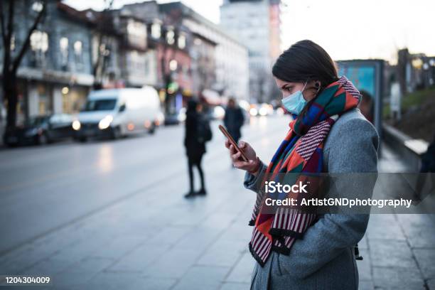 Woman With Mask Using Phone On The Street - Fotografias de stock e mais imagens de Cuidados de Saúde e Medicina - Cuidados de Saúde e Medicina, COVID-19, Telefone