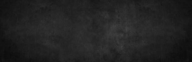 tela larga em branco textura de fundo de giz de giz real no conceito universitário para papel de parede panorâmico de volta à escola para o gráfico black friday white chalk draw gráfico. quadro negro vazio da parede surreal da sala pálida. - sala de aula fotos - fotografias e filmes do acervo