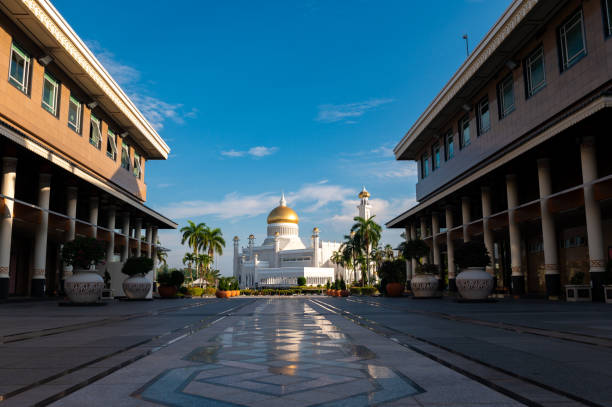 mezquita omar ali saifuddien en brunei darussalam - bandar seri begawan fotografías e imágenes de stock