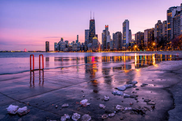 paysage urbain de chicago en hiver - north avenue beach photos et images de collection