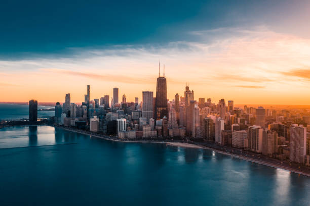 aerial of downtown chicago at sunset - lake shore drive - north avenue beach photos et images de collection