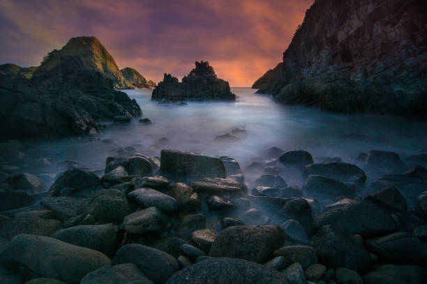 coucher du soleil dramatique de ciel à la plage de roche de telawas avec la vague et la pierre - long exposure rock cloud sky photos et images de collection