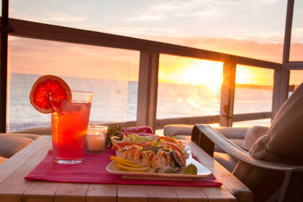 abendessen mit meerblick bei sonnenuntergang - horizon over water malibu california usa stock-fotos und bilder