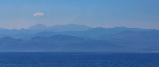 cor azul da natureza. panorama da bela e pacífica paisagem creta com silhuetas enevoadas de montanhas azuis e mar calmo do mediterrâneo - peacefull - fotografias e filmes do acervo