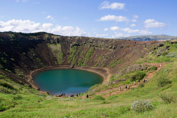 cratera vulcânica kerid é um lugar famoso para viajar na islândia - kerith - fotografias e filmes do acervo