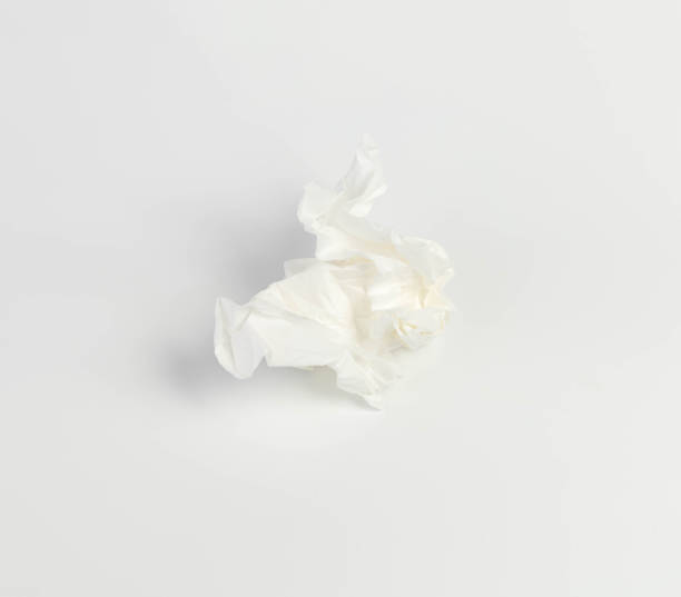 bola de papel higiênico amassada - tissue crumpled toilet paper paper - fotografias e filmes do acervo