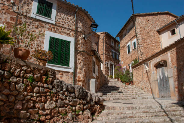 pasos en calles estrechas con hermosas casas de piedra españolas antiguas en fornalutx en la isla balear de mallorca - fornalutx majorca spain village fotografías e imágenes de stock