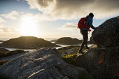 frauen-outdoor-abenteuer-wandern-in-norwegen-auf-dem-berg-am-fjord.jpg?b=1&s=170x170&k=20&c=tlaM5iKcE51XtvX0HwLda70KAWzkcBv4bHW49zc99VU=