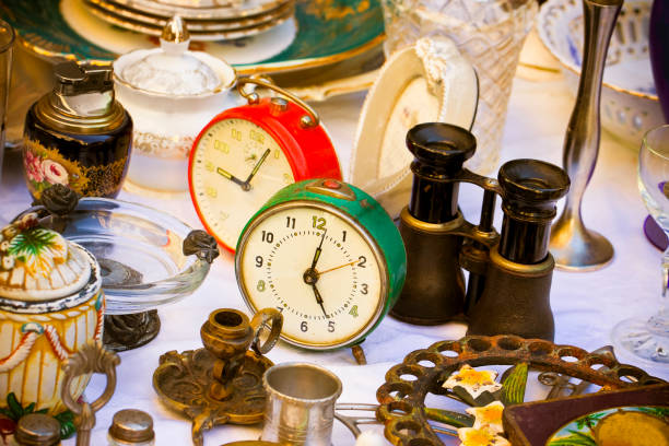 istock Old red and green metal table clocks - concept image 1204371397