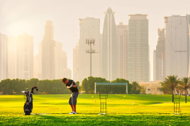 mann spielt golf auf dem feld in dubai - golf golf club golf swing tee stock-fotos und bilder
