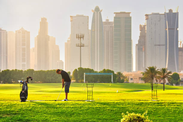 mann spielt golf auf dem feld in dubai - golf golf club luxury golf course stock-fotos und bilder