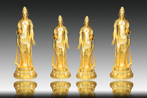 Estatua de Guanyin de oro aislada sobre fondo blanco. Esto tenía ruta de recorte. photo