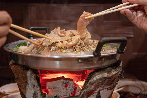 鍋と鍋の通りビュッフェタイスタイル(選択的な��焦点)でグリルバーベキュー。 - shrimp grilled prepared shrimp barbecue ストックフォトと画像