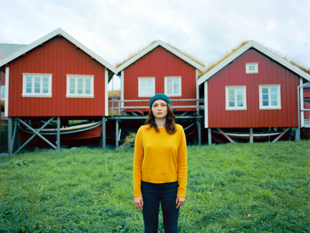 mujer en el pueblo de reine en las islas lofoten - fishing village nordic countries fjord fotografías e imágenes de stock