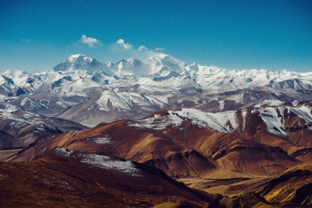 himalaya-panorama auf dem mount everest - himalajagebirge stock-fotos und bilder