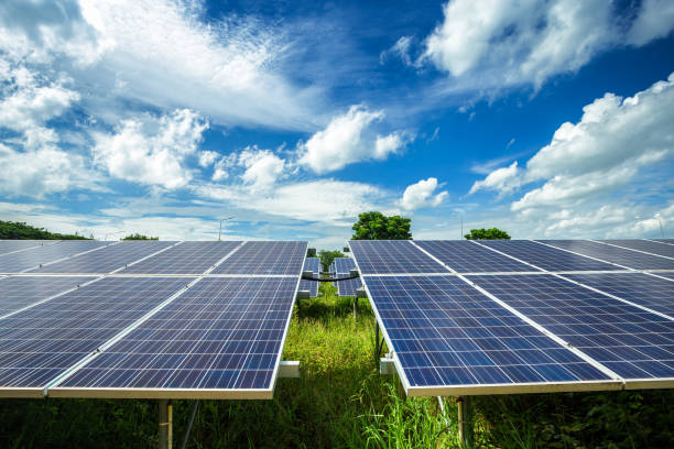 pannello solare su sfondo cielo blu, concetto di energia alternativa, energia pulita, energia verde. - solar collector foto e immagini stock