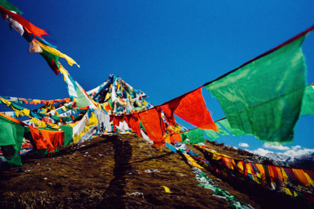 tibetian praying flags - sunrise asia china climbing imagens e fotografias de stock