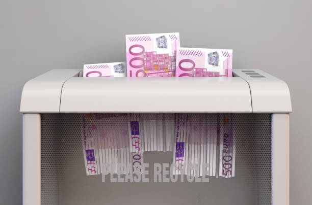 banknoty euro w niszczarki - worthless zdjęcia i obrazy z banku zdjęć