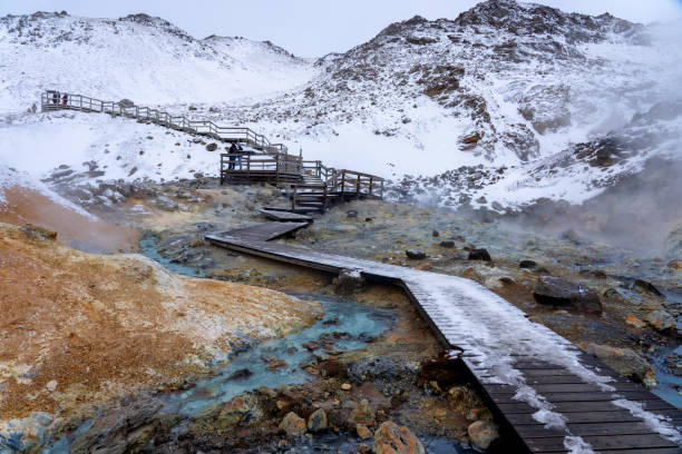 chemin de seltun krysuvik coloré sur la péninsule de reykjanes en islande - sulphur landscape fumarole heat photos et images de collection