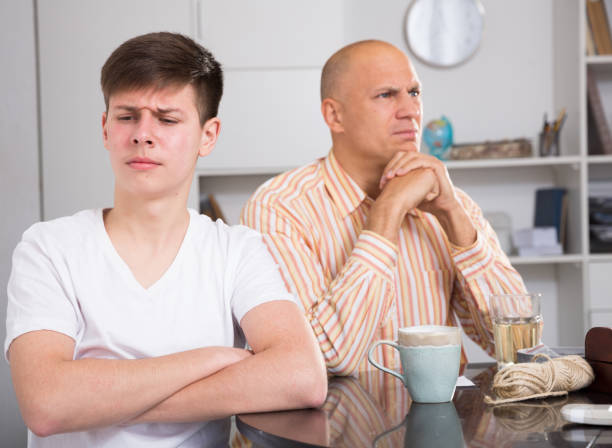 père et fils adolescent après querelle - exhortation photos et images de collection