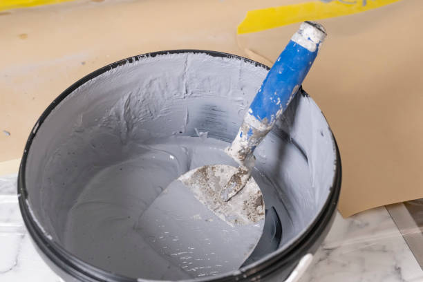 istock Grey stuck plaster in a bucket with trowle 1204396076