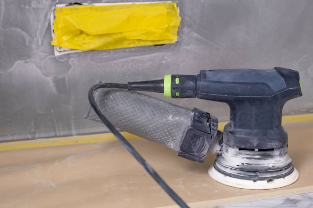 istock Random-orbit disc sander, refinishing piece of custom sand stucco 1204396083