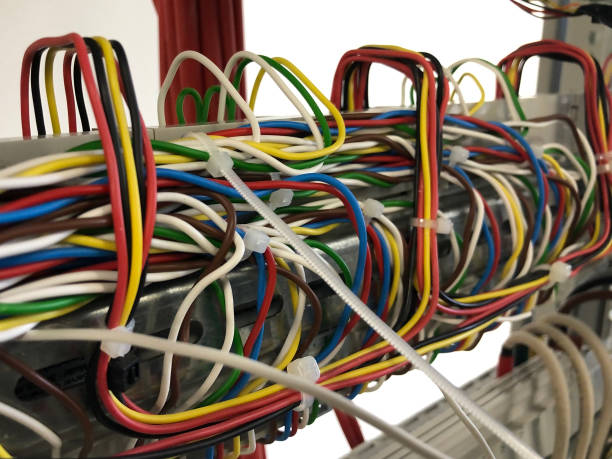 データセンターサーバーに接続された多色ネットワークケーブル - messy network server cable computer ストックフォトと画像