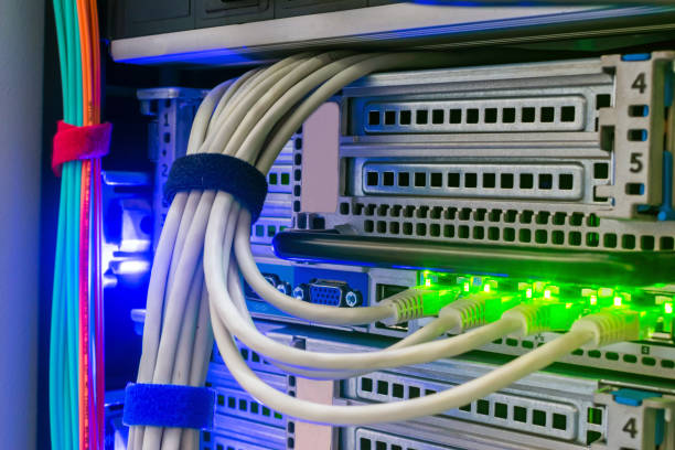 4 つのネットワーク インターフェイスを持つコンピューティング サーバーのバック パネル。通信機器のインターネットケーブルの緑色表示。データセンターのサーバールーム - cable network server network connection plug green ストックフォトと画像