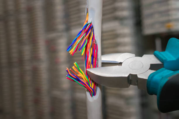 corte de un cable multinúcleo con cojín. el cable de internet de red se rompe con una herramienta afilada. el concepto de daño vandámico en el tronco. - cable de acero fotografías e imágenes de stock
