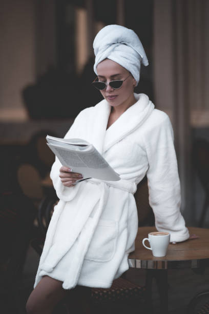 chica con albornoz - bathrobe women cup towel fotografías e imágenes de stock
