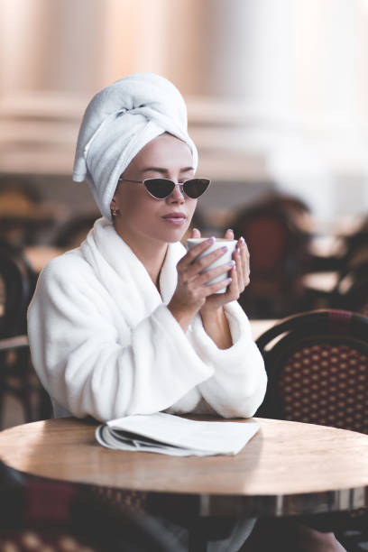 chica con albornoz - hotel newspaper coffee reading fotografías e imágenes de stock