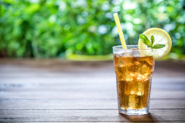 té helado de limón - limones verdes fotografías e imágenes de stock