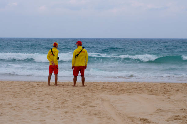 2人のオーストラリアのライフガード(サーフレスキュー) - gold coast australia lifeguard sea ストックフォトと画像