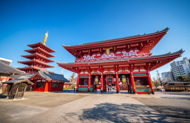 temple de sensoji (senso-ji) à asakusa, tokyo, japon - kaminarimon gate photos et images de collection
