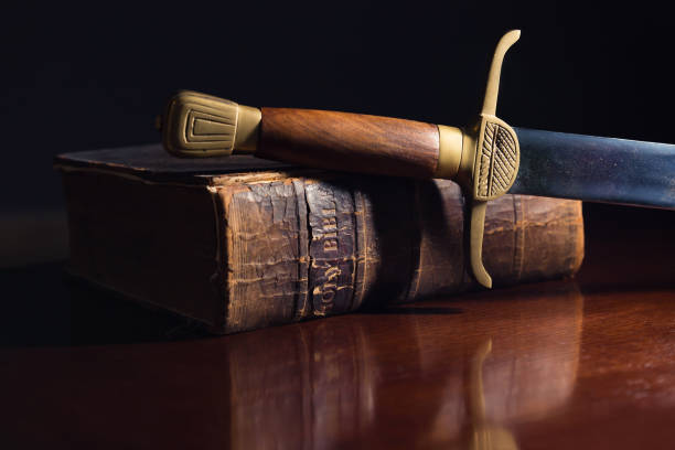 剣を持つ百五十年の聖書 - religion spirituality bible old fashioned ストックフォトと画像