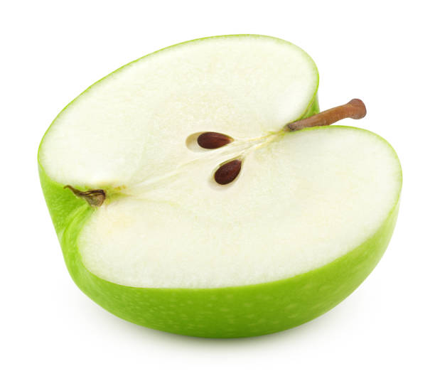 fetta di mela succosa verde isolata su sfondo bianco, percorso di ritaglio, profondità di campo completa - half full apple green fruit foto e immagini stock