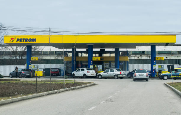 estación de combustible. omv petrom - omv fotografías e imágenes de stock