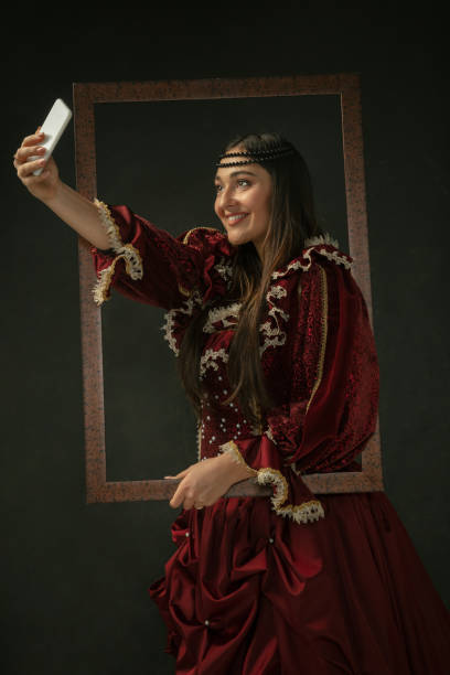 medieval young woman in old-fashioned costume - princess women duchesses renaissance imagens e fotografias de stock